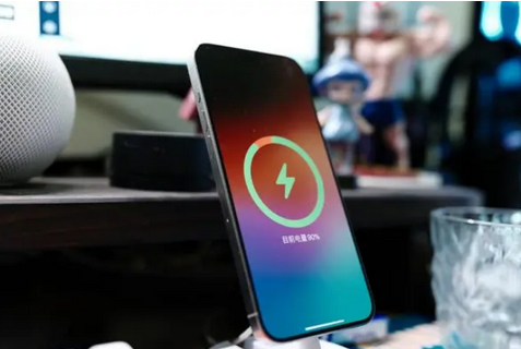 保亭苹果15换屏服务分享用什么充电器给iPhone15充电更好 